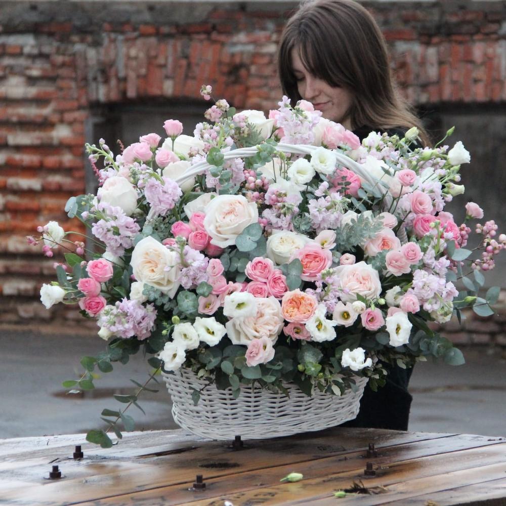 Зефирная - Корзина с пионовидными розами и маттиолой