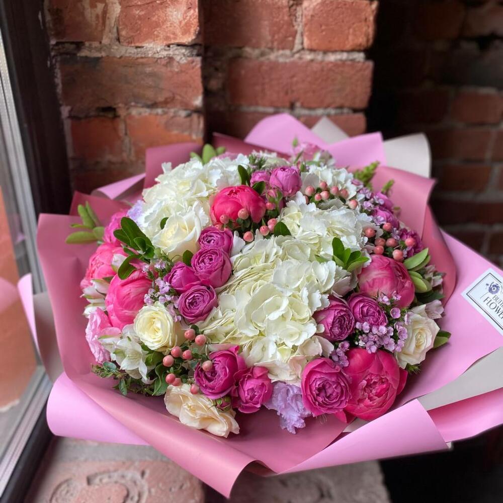 Букет из гортензии, пионов, пионовидной розы, эустомы и роз в стильной упаковке 