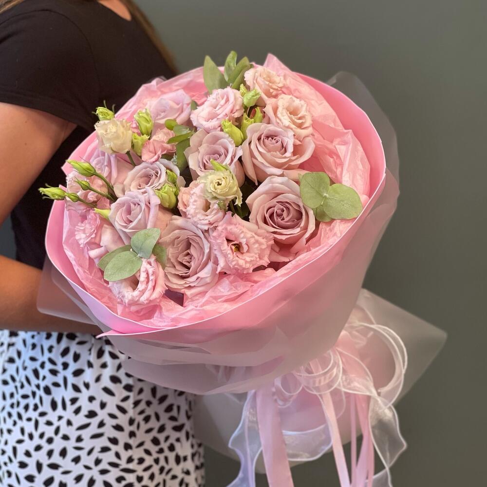 Букет с розами и лизиантусом 