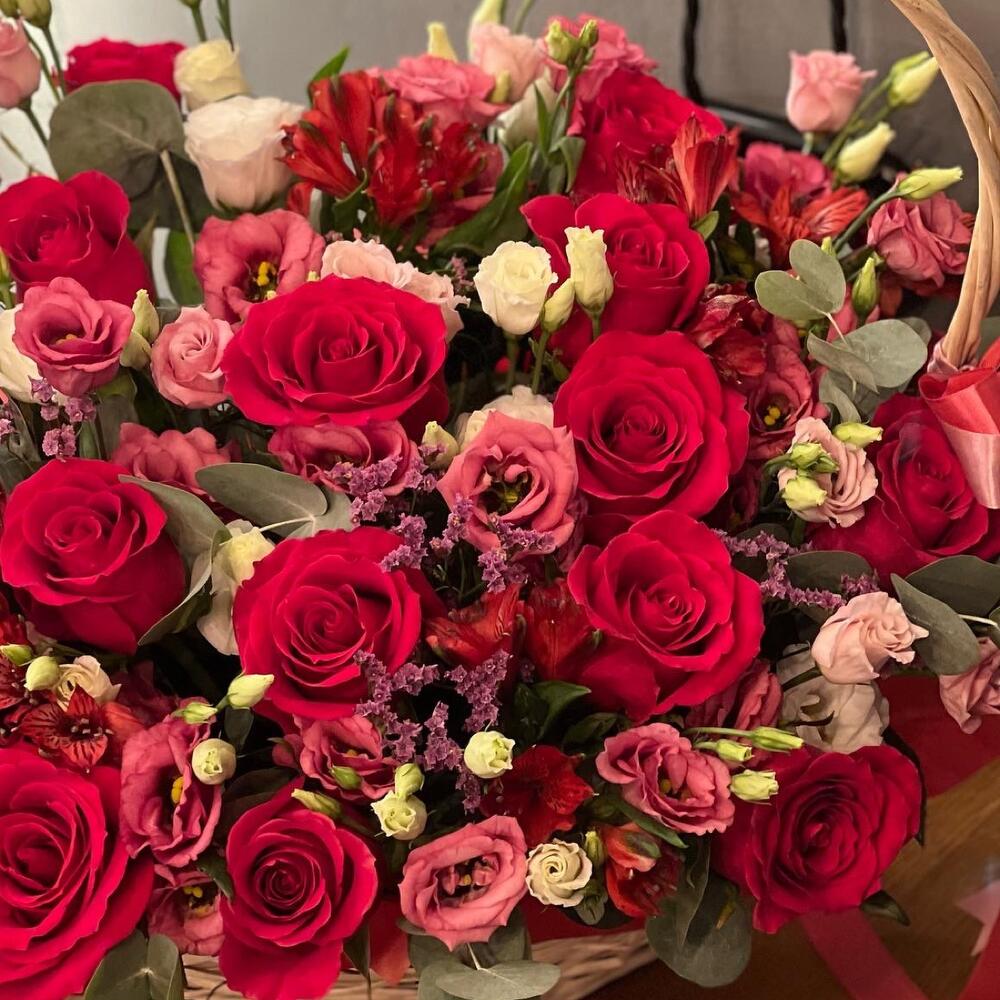 Корзина с розами в ярких оттенках «От всего сердца» маме ,сестре, подруге, на день рождения, просто так