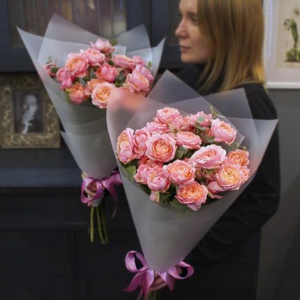 Букет из 5 кустовых пионовидных роз Джульетта с эвкалиптом