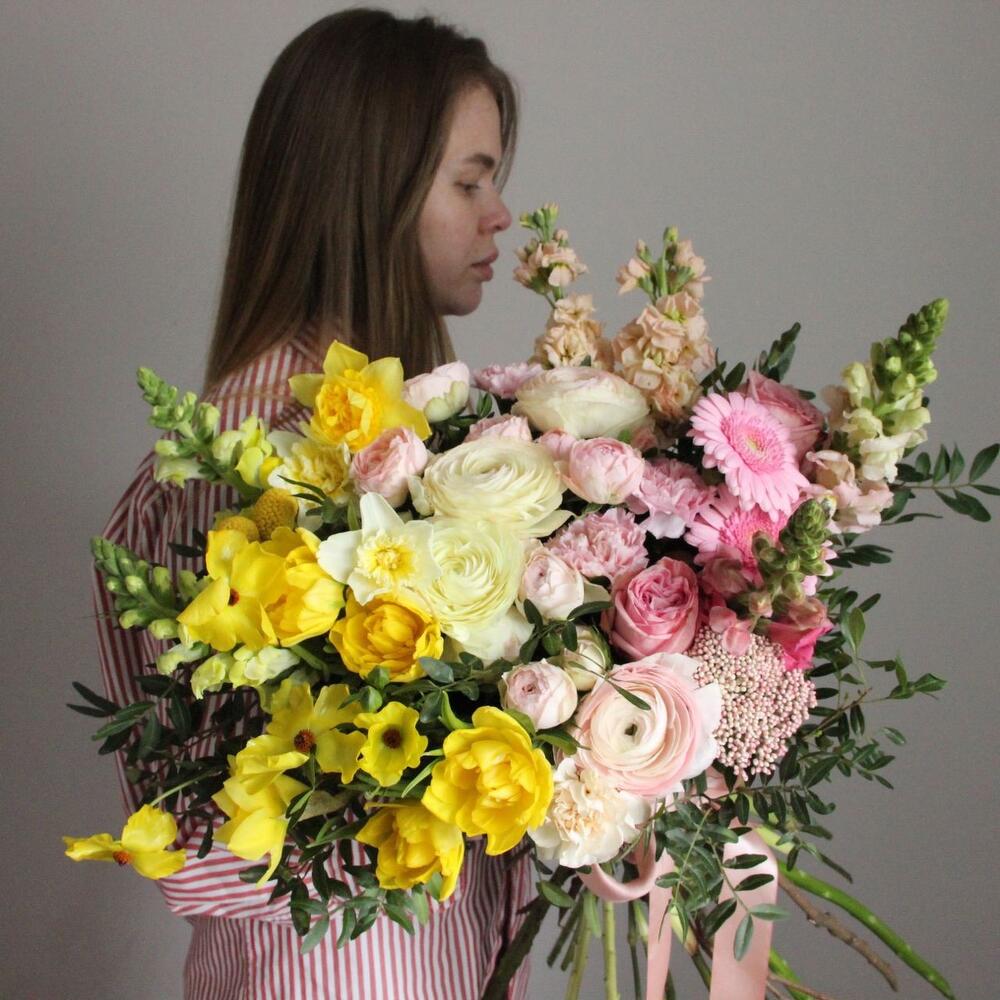 Клубнично-банановый, весенний букет с тюльпанами, нарциссами и ранункулюсами