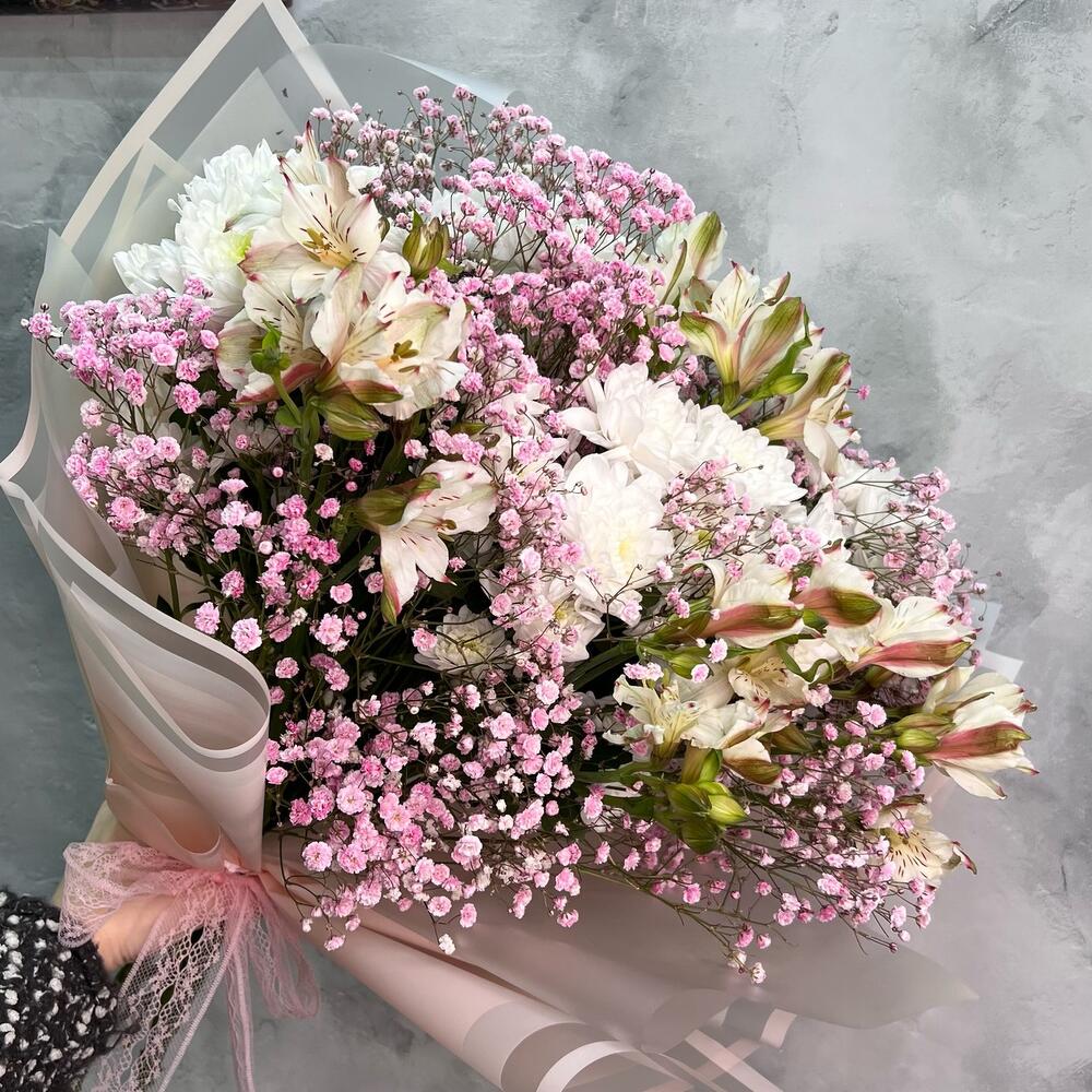 Нежный букет из кустовой Хризантемы, альстромерии и гипслфилы