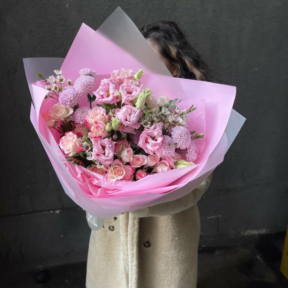 Малиновый зефир: розы, эустома и хризантема