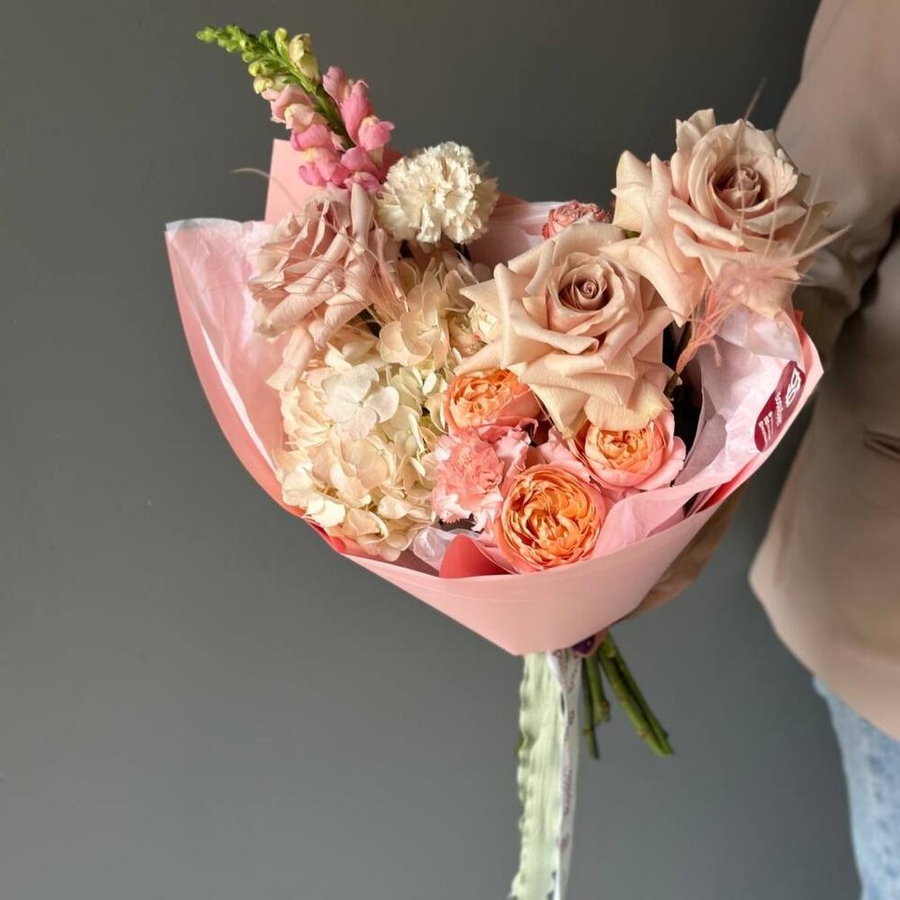 Букет из французских роз, гортензии, кустовой розы, диантусов и антирринума