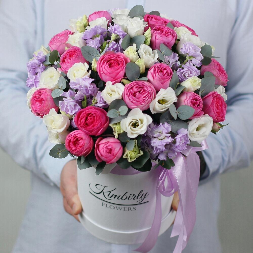 Цветы в шляпной коробке. Пионовидные кустовые розы Сильва пинк, эустома, маттиола. Букет 213 Kimbirly Flowers