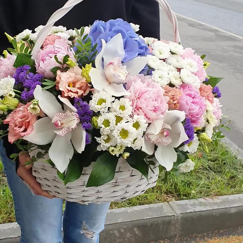 Шикарная корзина с гортензией,пионами и лизиантусом