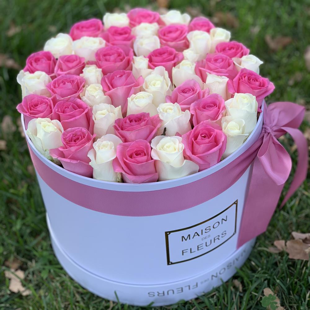 45 роз розовых и белых в коробке