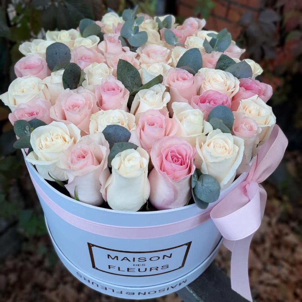 Розовые и белые Розы в коробке