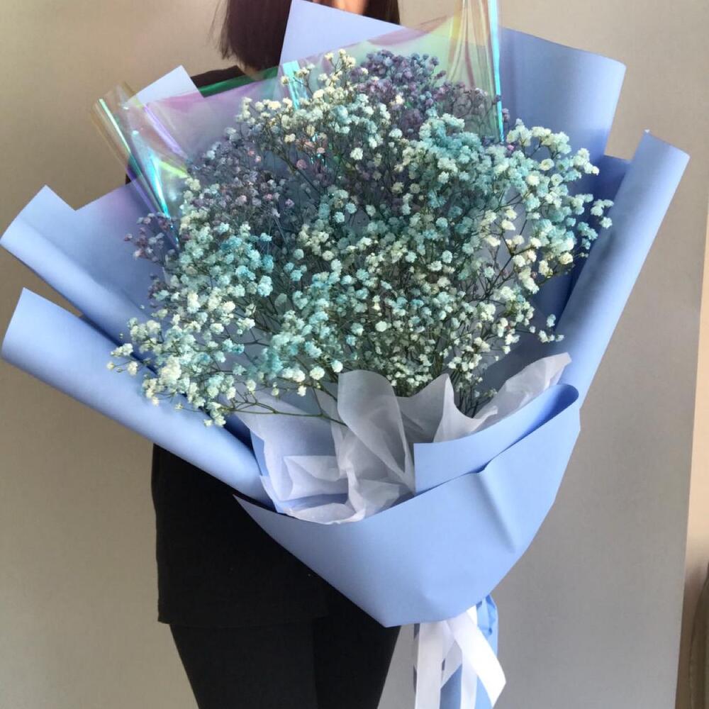Букет с голубыми гипсофилами