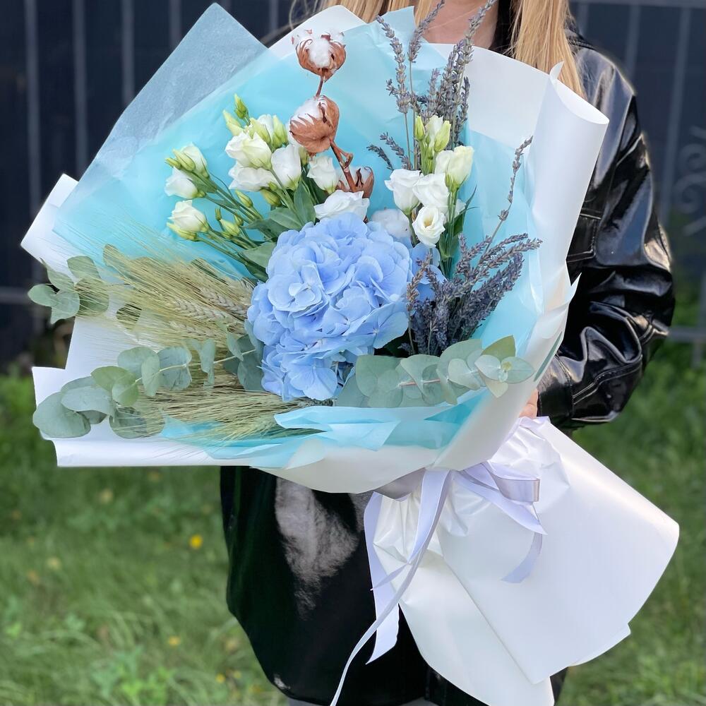 Букет с гортензией и хлопком