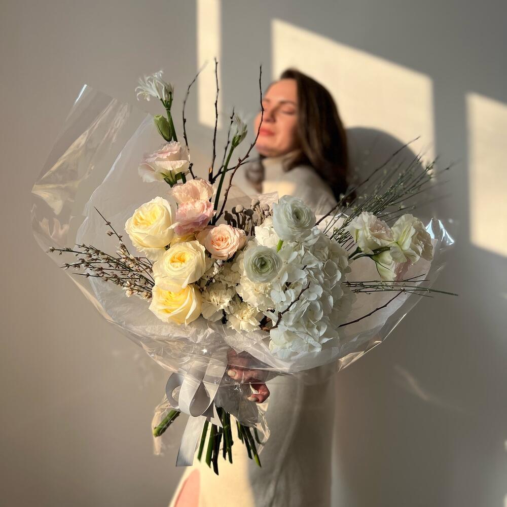 Авторский букет в светлых оттенках