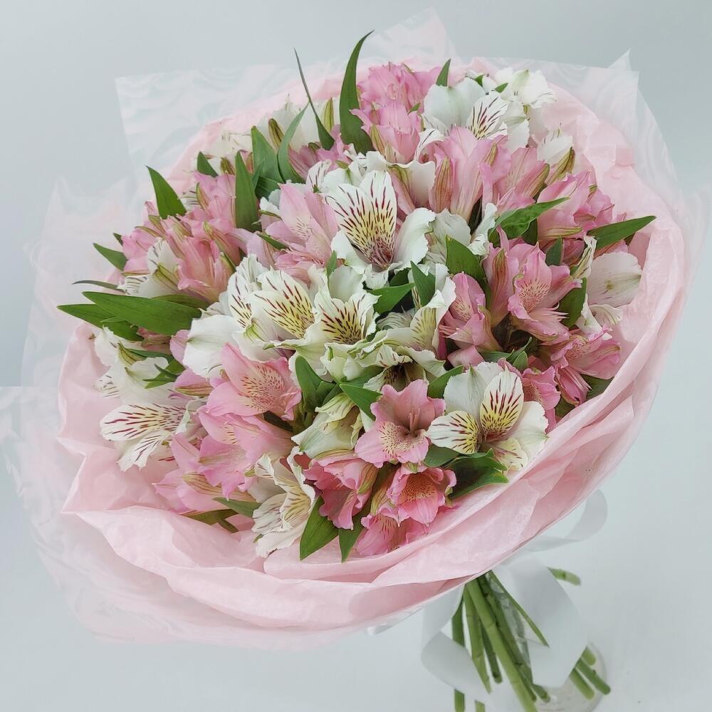 Альстромерии белые и розовые