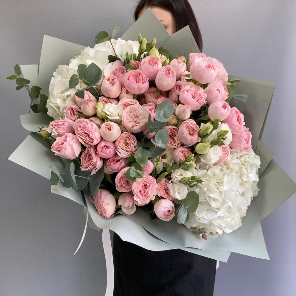Роскошный букет с пионовидными розами