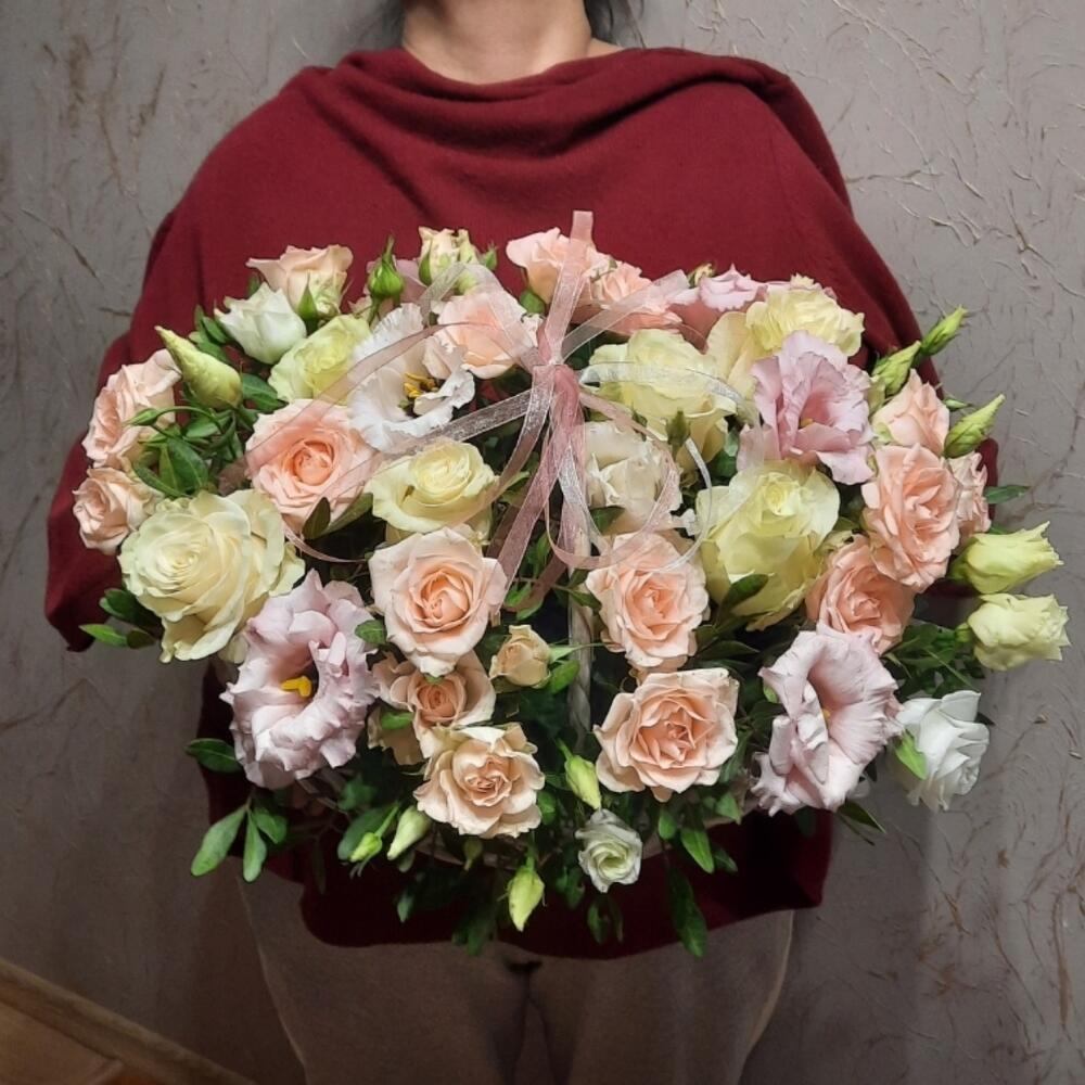 Кoрзинa c цвeтaми 