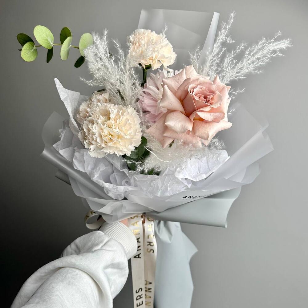 Нежный букет с сортовой розой и диантусами