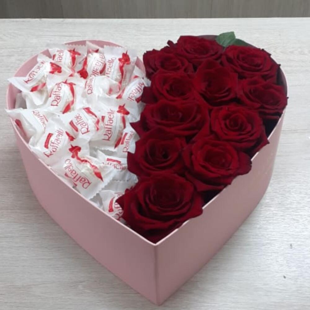 Цветы в коробке с Рафаэлло