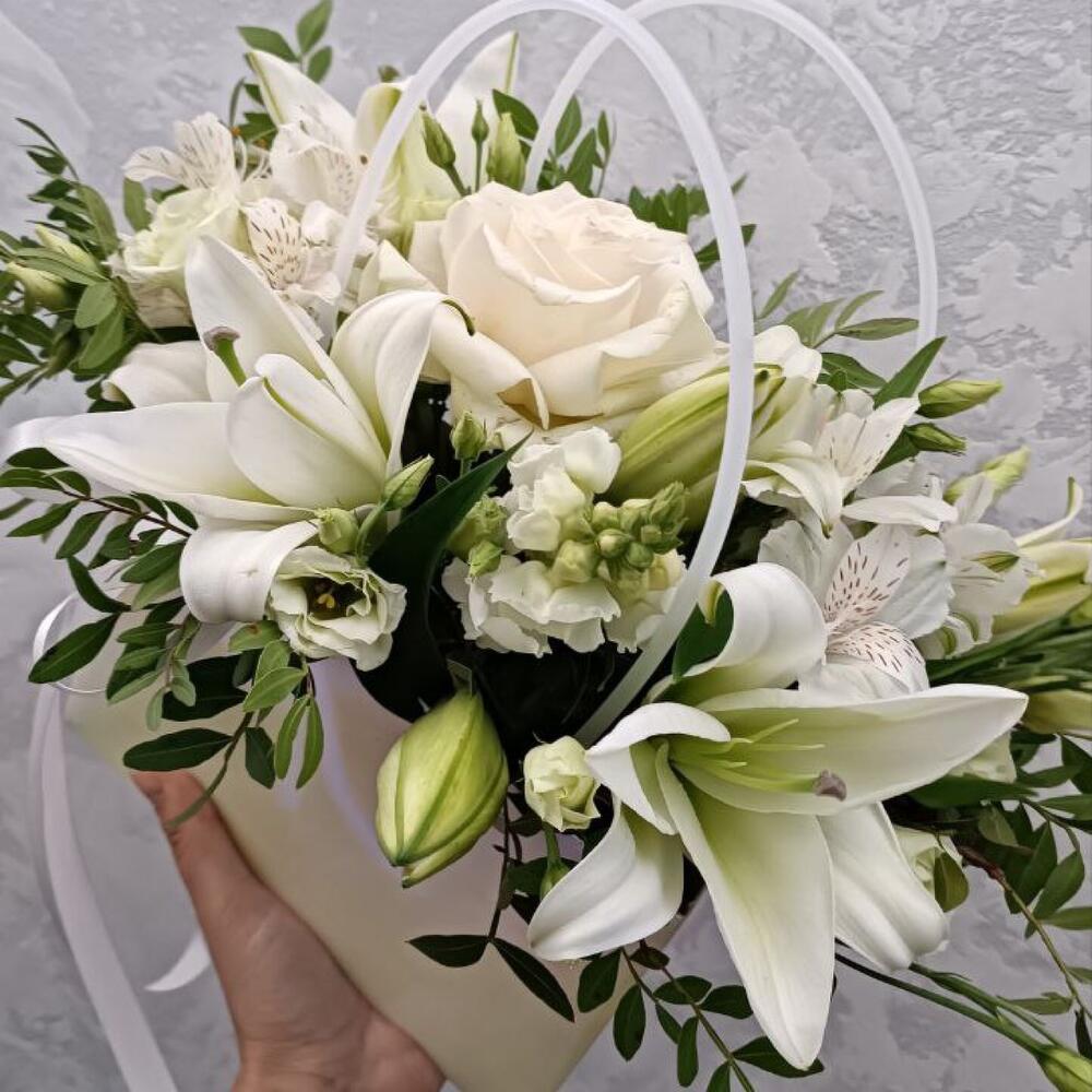 Цветы в коробке «Белая лилия»