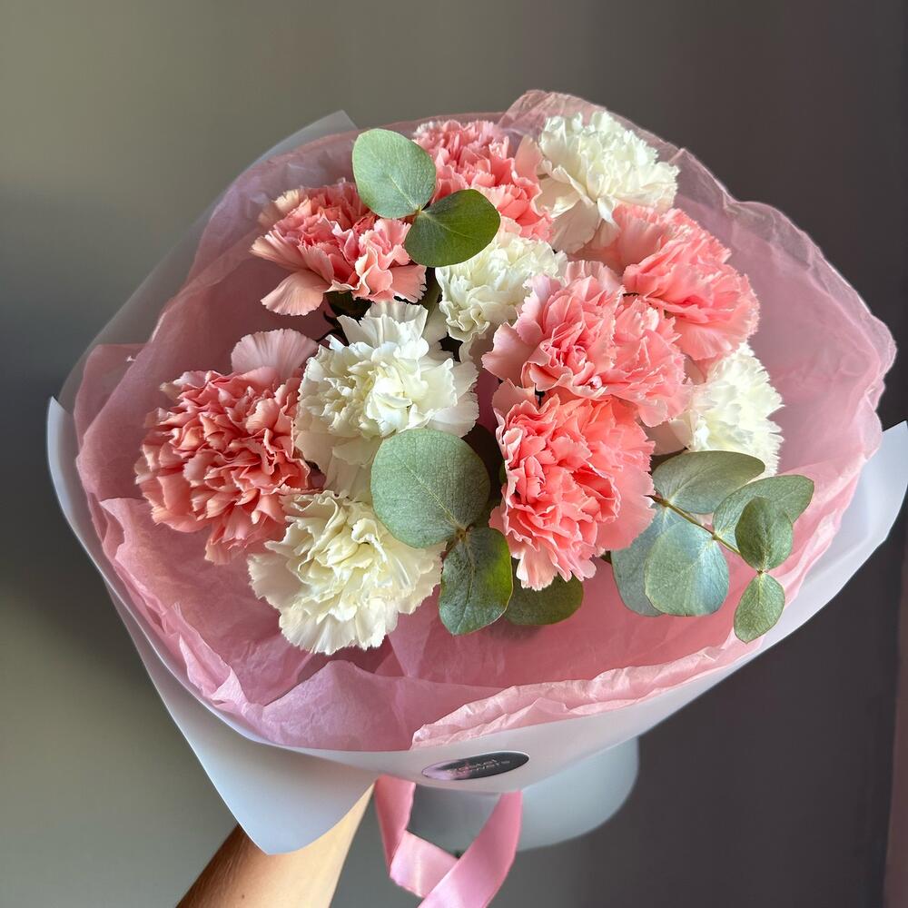 Букет из гвоздик с эвкалиптом