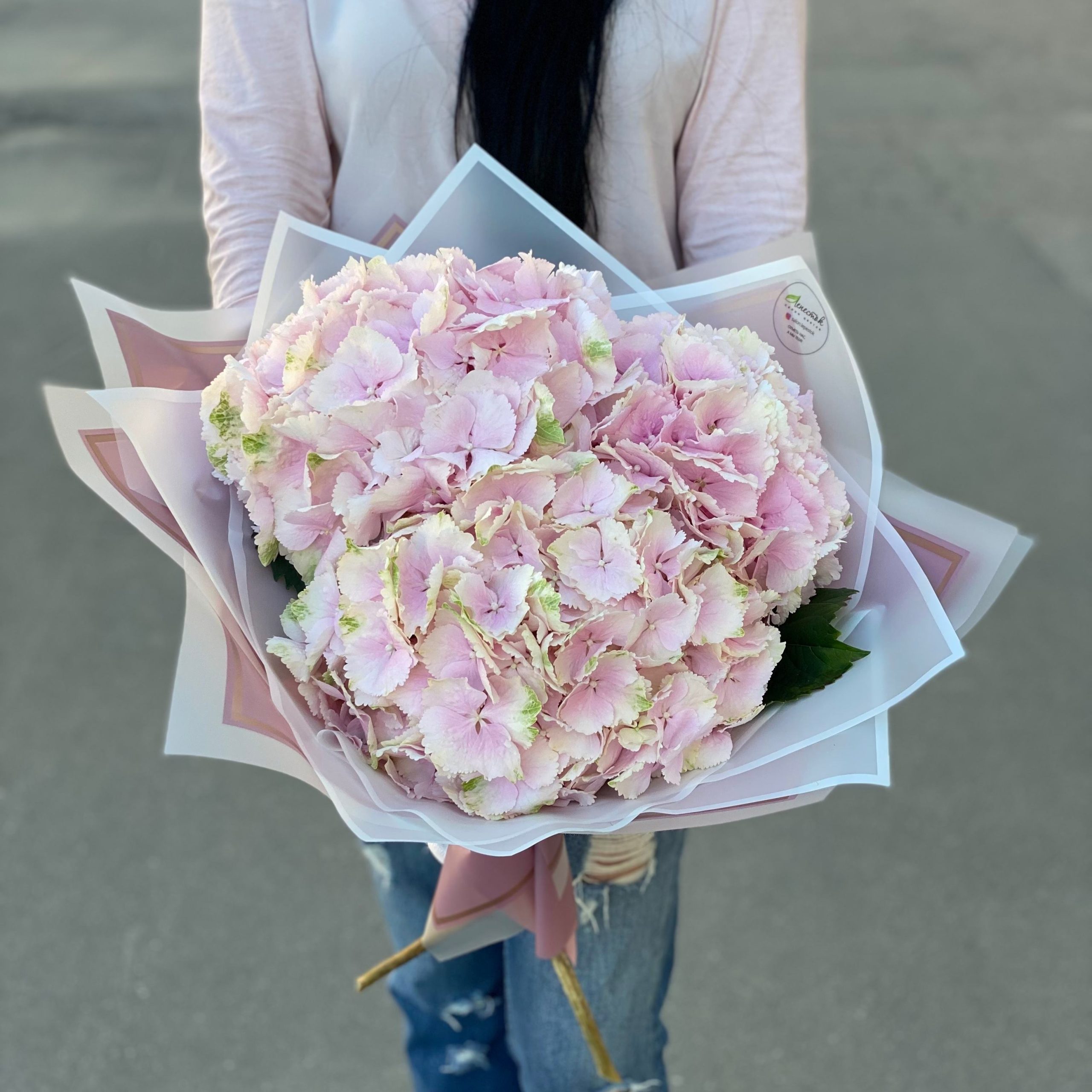 Охапка розовых гортензий